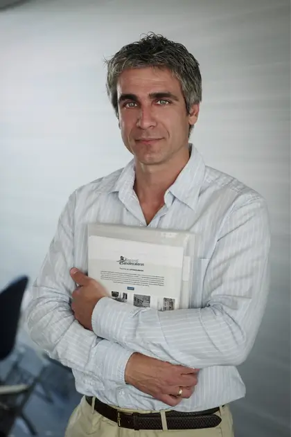 Felipe Ruiz, asesor de salvaescaleras en Rabanales, ofreciendo asesoramiento personalizado sobre soluciones de accesibilidad.
