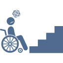 Una persona en silla de ruedas utilizando una rampa para entrar a un edificio, destacando la independencia y la inclusión