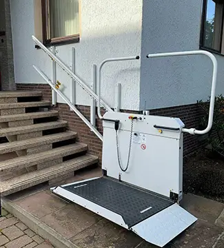 Plataforma salvaescaleras Sanitrans para silla de ruedas en Rabanales