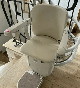 Silla salvaescaleras curva para 2 plantas en edificio de Muñomer del Peco