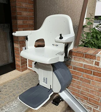 Salvaescaleras exterior en entrada de vivienda unifamiliar en Campo de Mirra