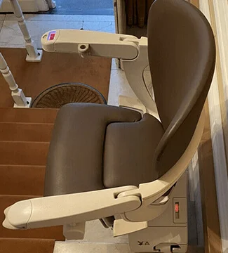 Silla salvaescaleras recta Klasik 2000 en edificio multifamiliar de Rabanales