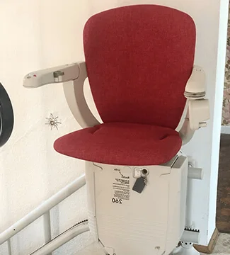 Salvaescaleras curvo interior (Klasik 5000) en escalera de piedra, Raspay